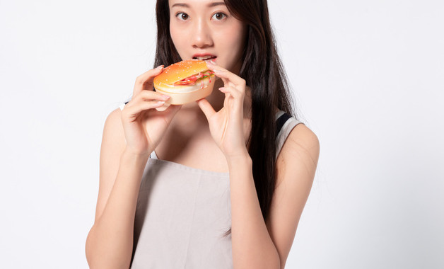 白色裙子配什么颜色的打底袜